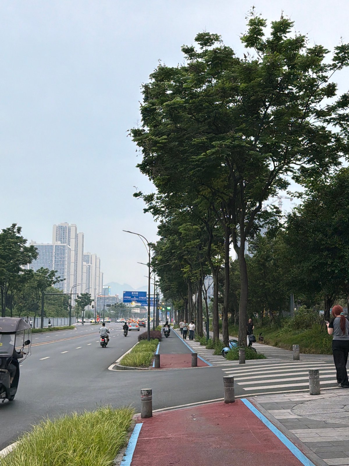 Daily life unfolds in Chongqing High-tech Zone streets