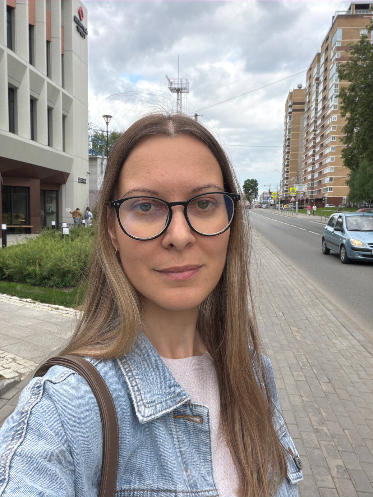 Everyday life documented across Izhevsk during afternoon hours