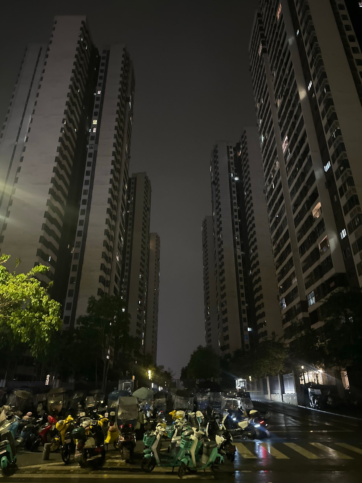 Evening scenes captured across Chongqing High-tech Zone residential district