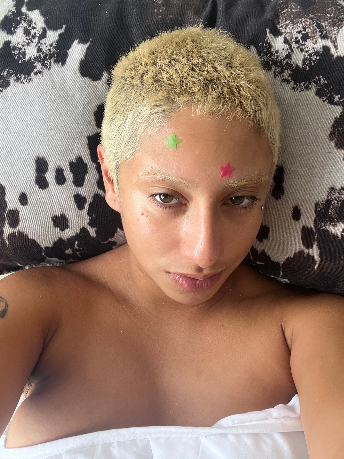 Portrait session with star stickers captured in Buenos Aires