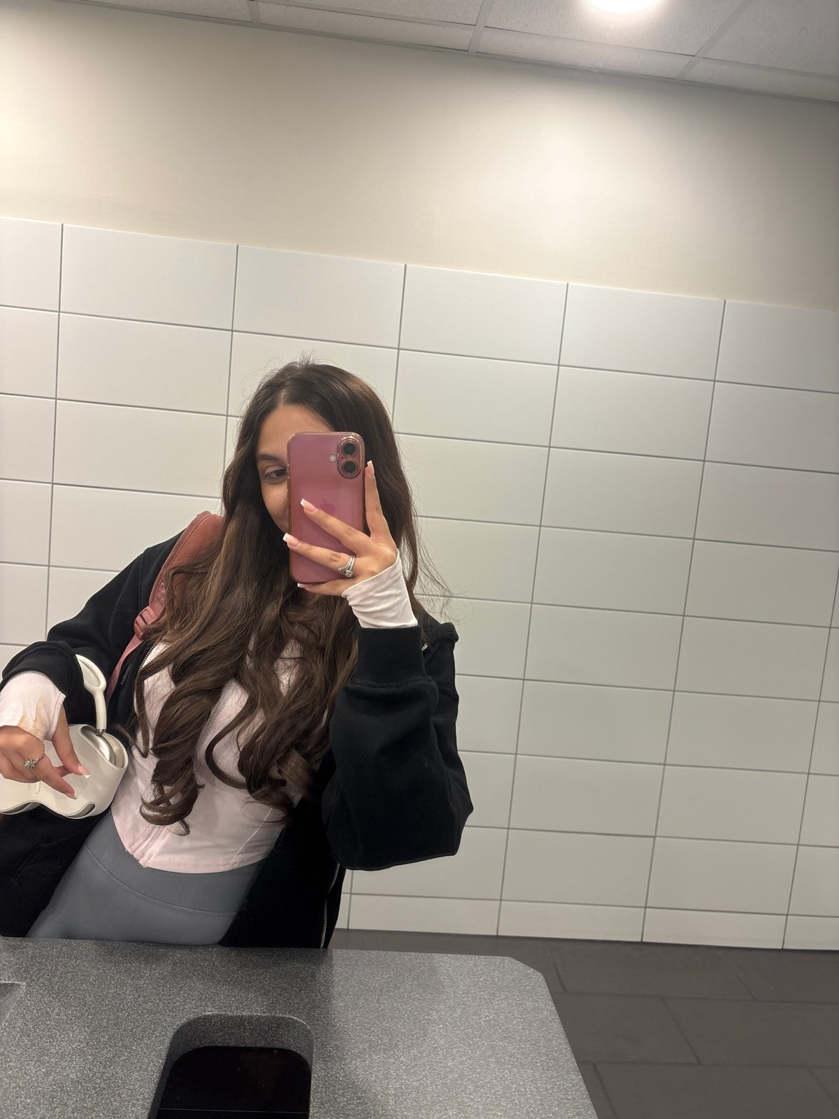 Woman takes bathroom selfies in Mönchengladbach facility