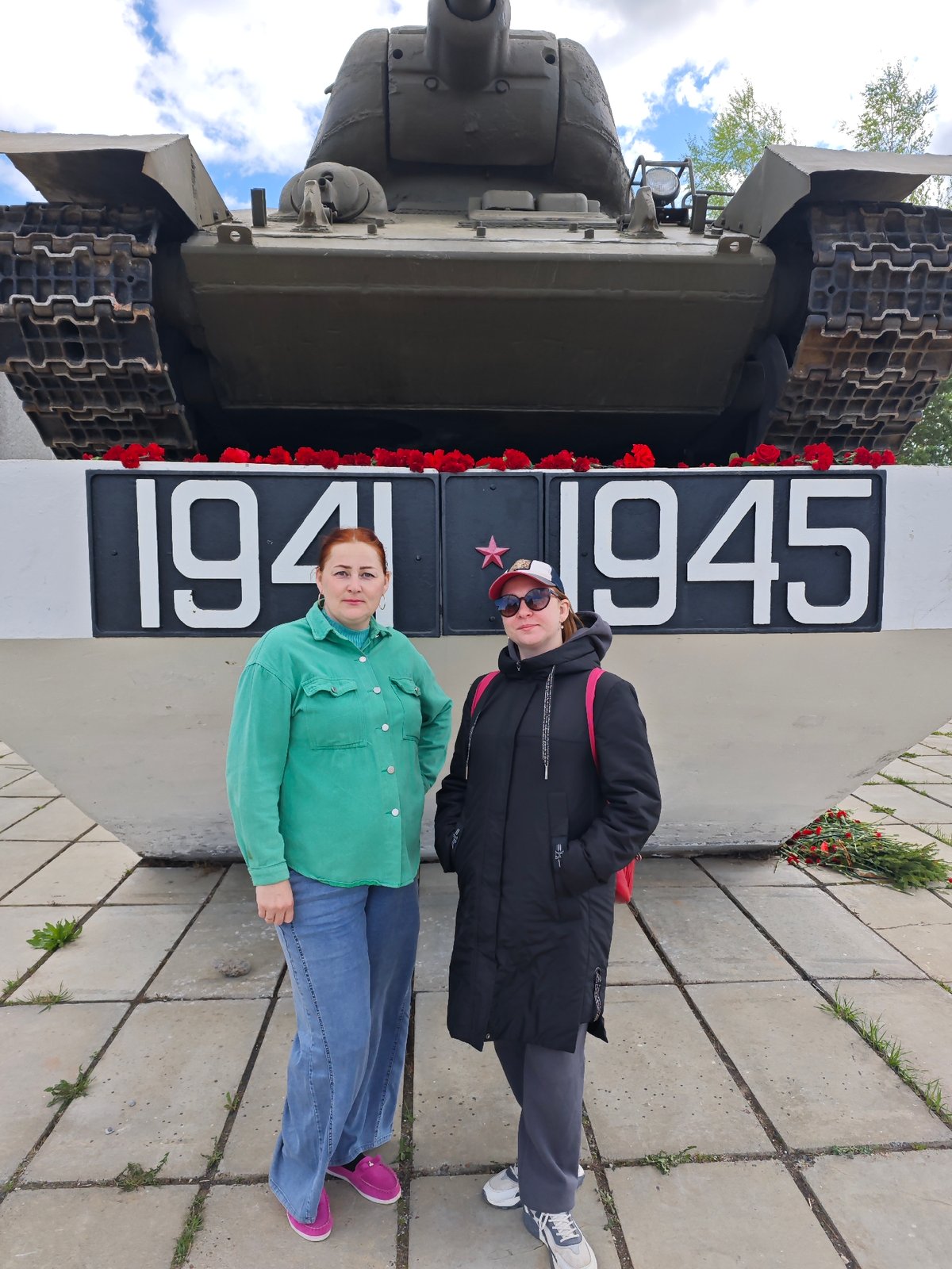 Women commemorate Victory Day at WWII memorial in Russia