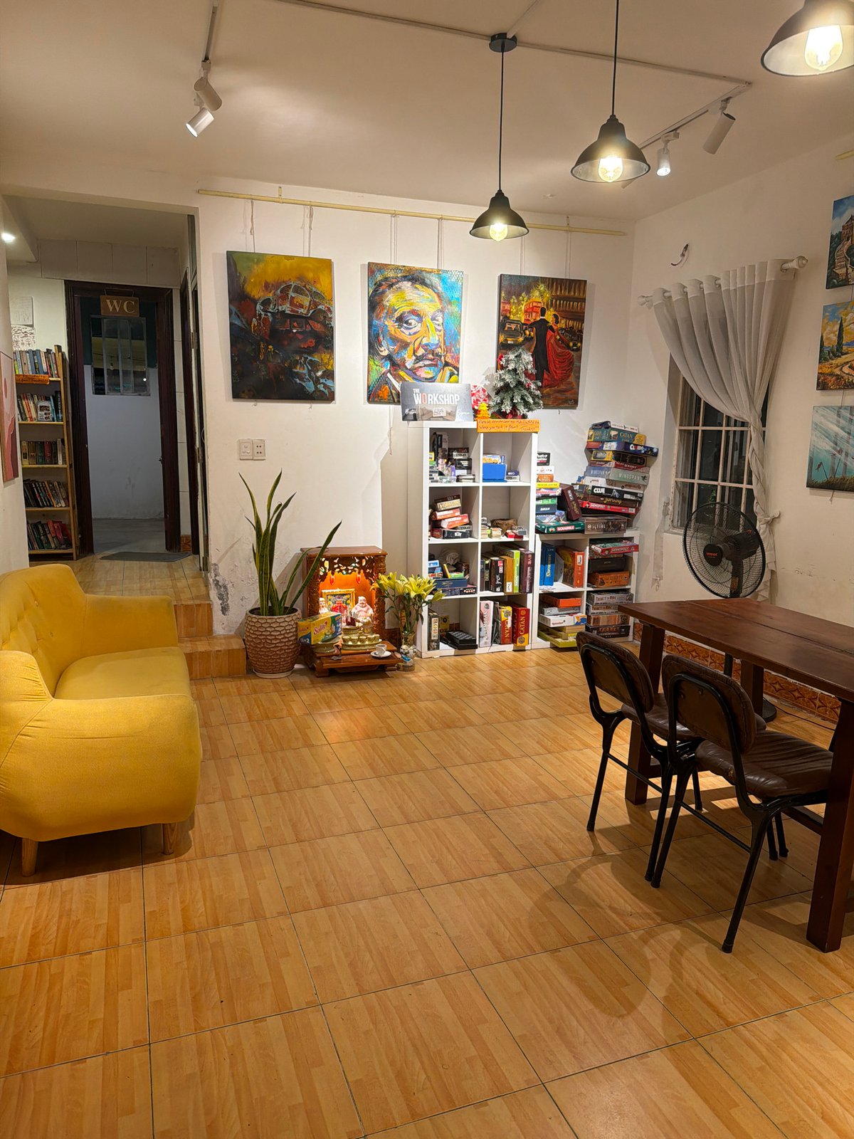 Cafes, bars, and night streets in Đà Nẵng