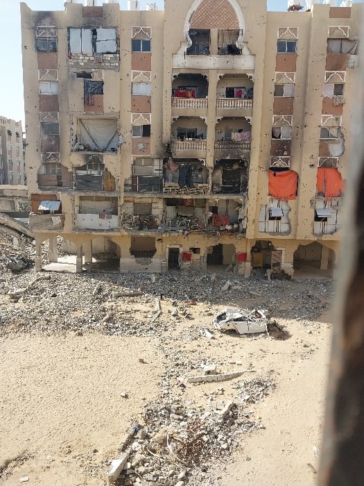 UNICEF distributes water to crowds in damaged Khan Yunis