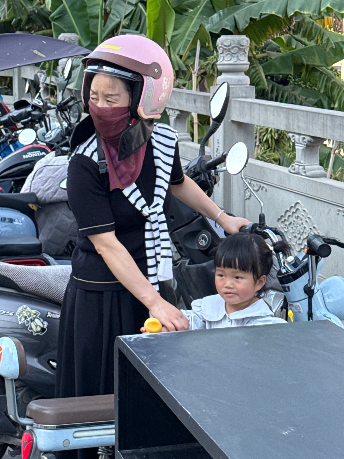 Ordinary street life moments captured in Shapingba District