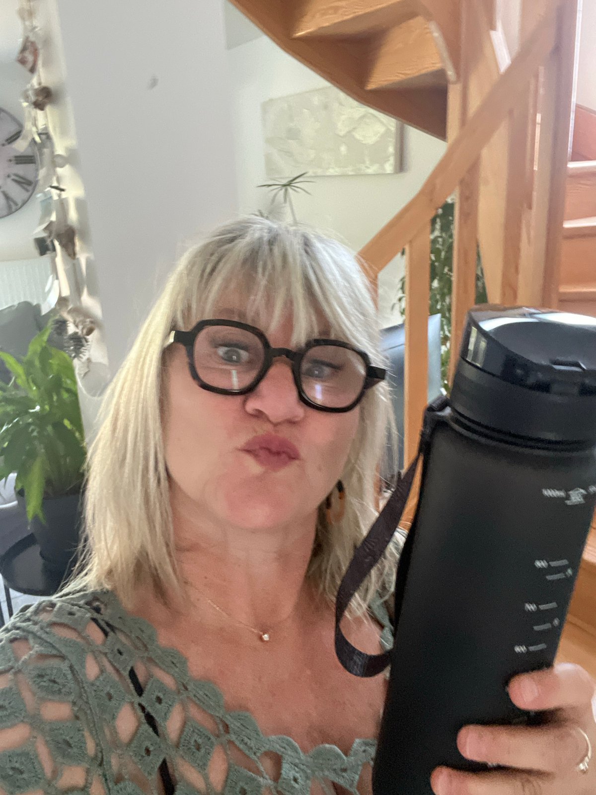 Woman documents morning routine through selfies in Chambœuf residence