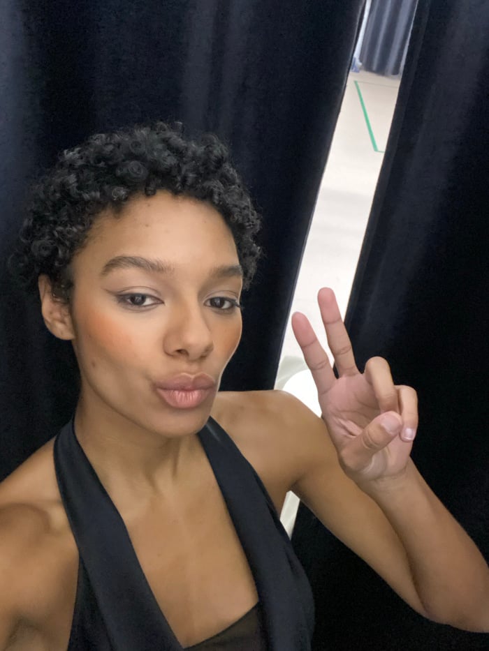 Person takes selfies at photography studio in Pantin
