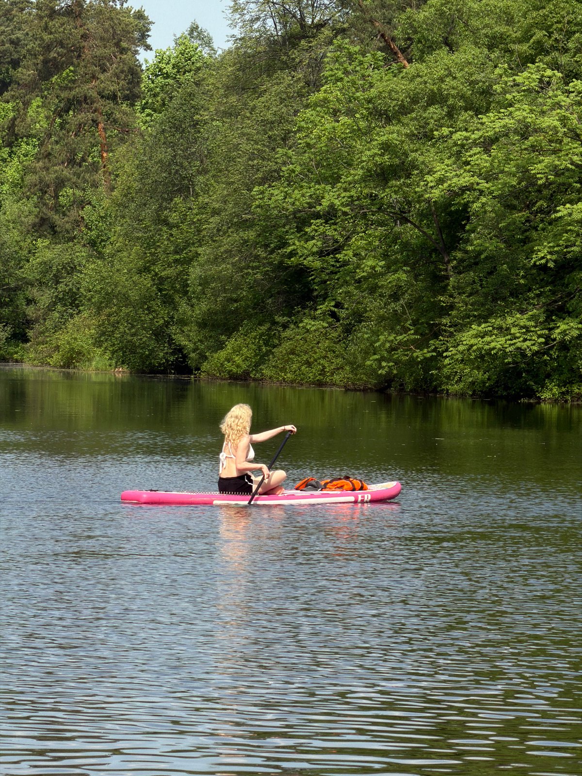 Moscow beachgoers enjoy morning water recreation activities