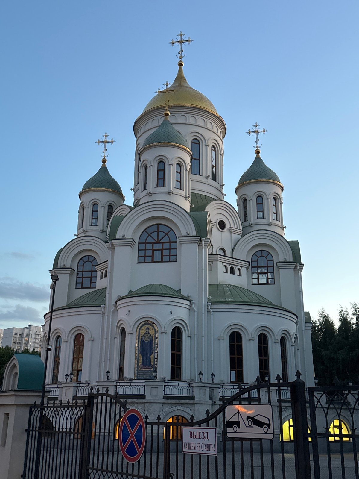 Quiet Moscow evening: churches, streets, and a lakeside sunset