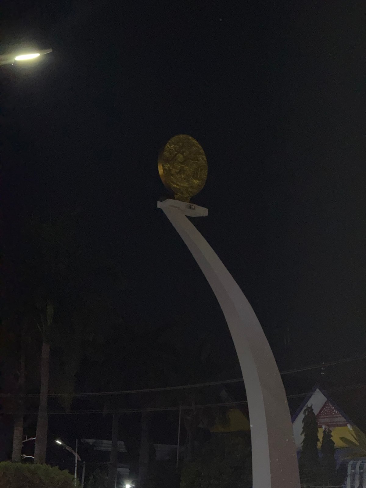 Nighttime traffic documented around Lhokseumawe monument roundabout