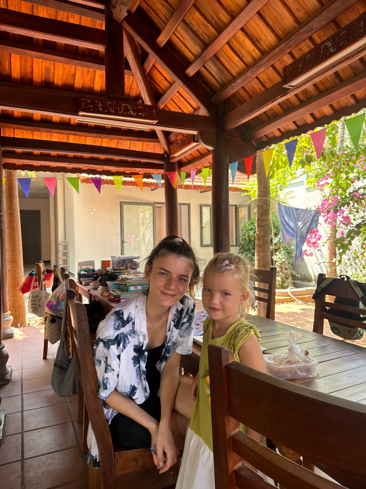 Family outing with children documented in Mũi Né, Vietnam