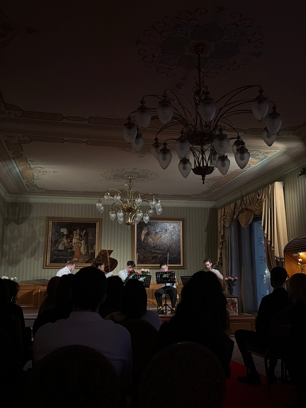 Evening dining and entertainment documented near Moscow's Red Square