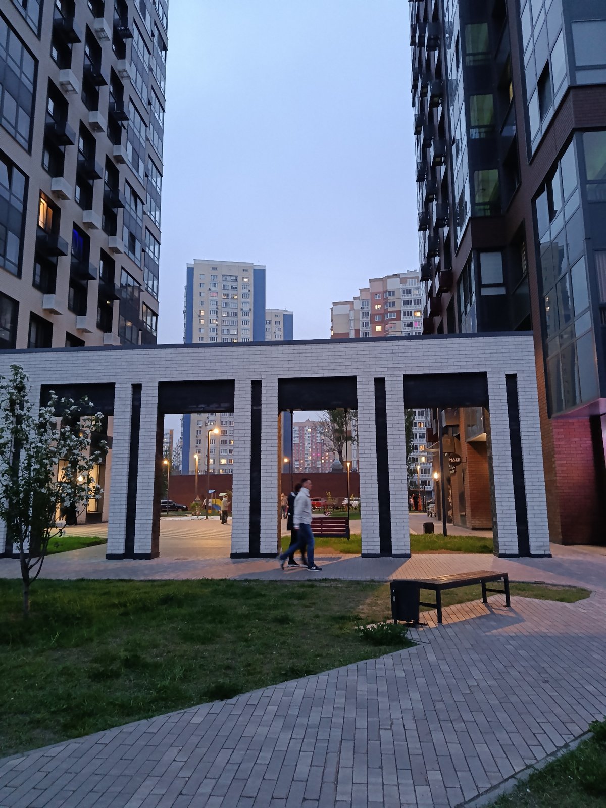 Moscow residential evening: playgrounds, dog walks, spring blooms documented