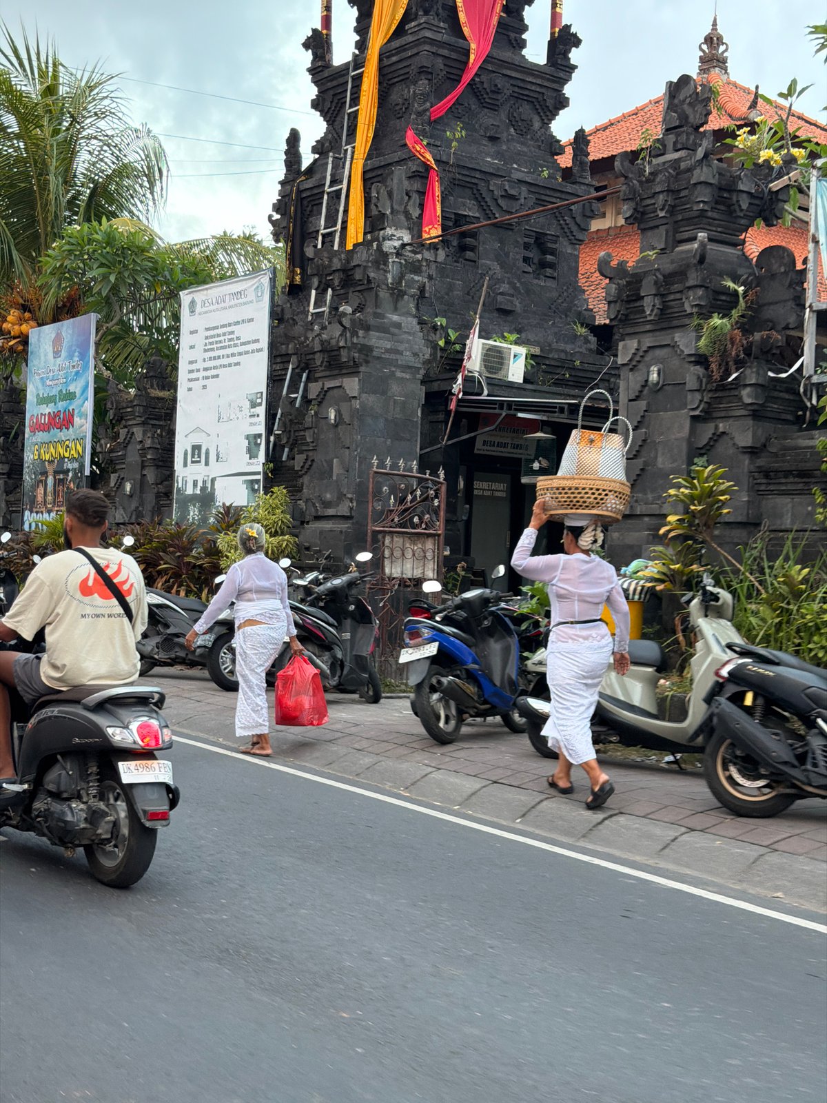 Street corner in North Kuta: Balinese gate meets pink nail salon