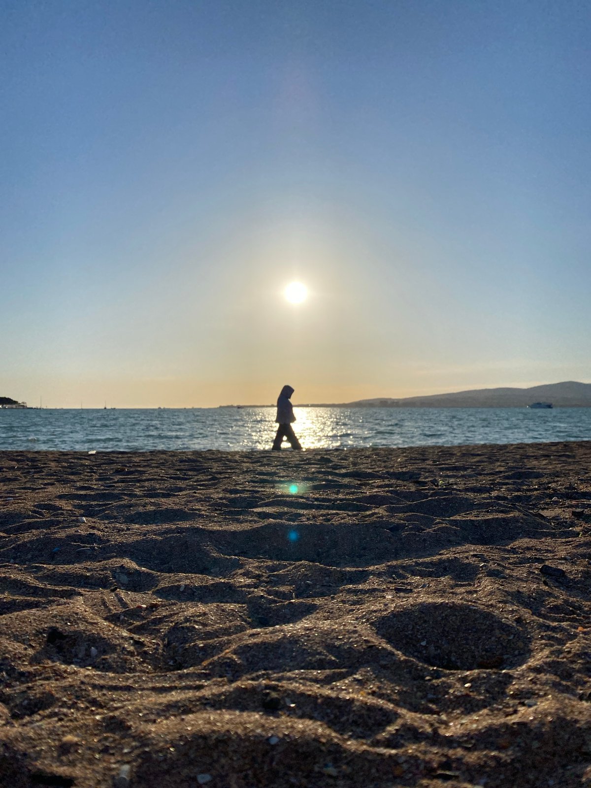Tourist captures everyday moments during afternoon stroll in Gelendzhik