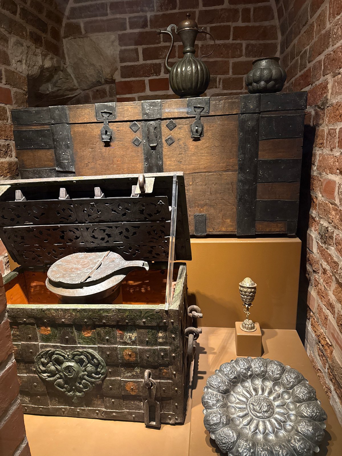 Tourist captures historical artifacts at Moscow Kremlin Armoury Chamber