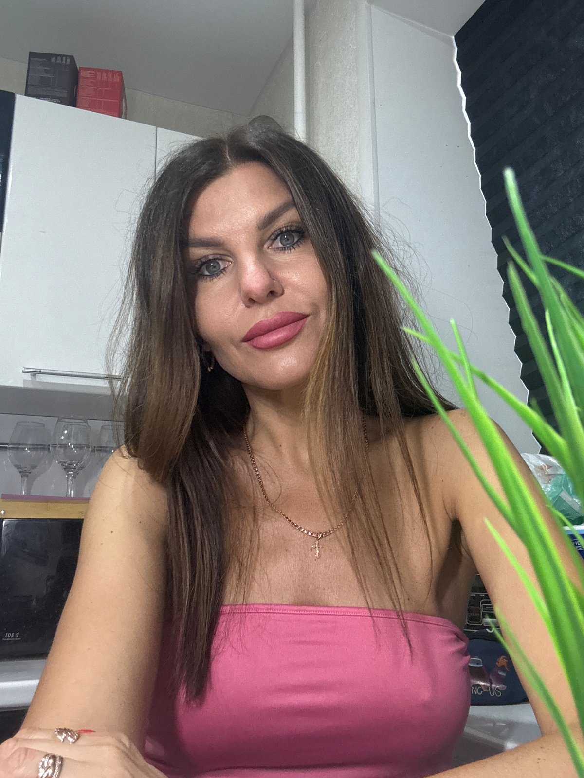 Woman documents morning hours across Chaikovsky, Russia with selfies