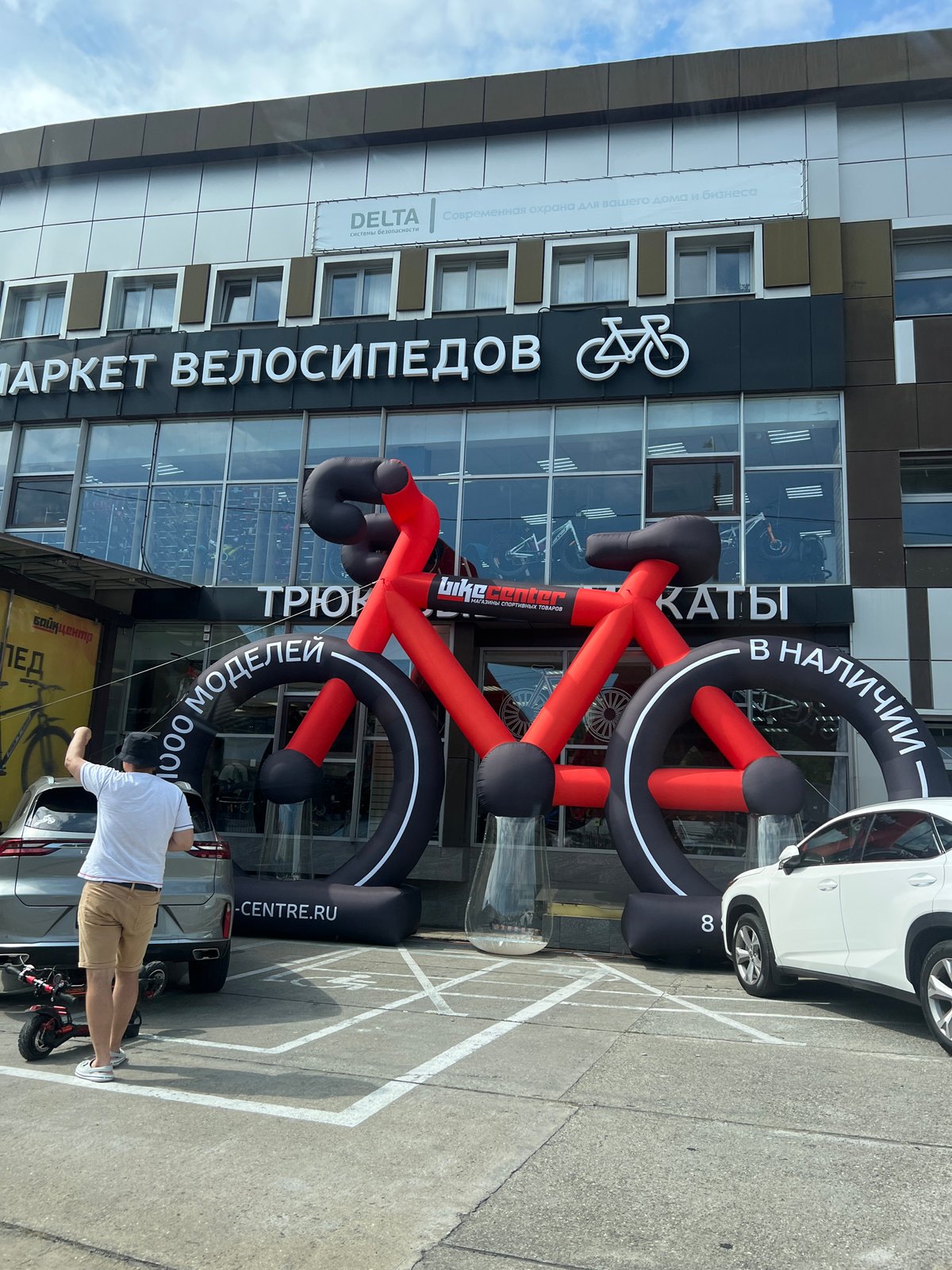 Lunch, drinks, and Sochi street life on a summer afternoon