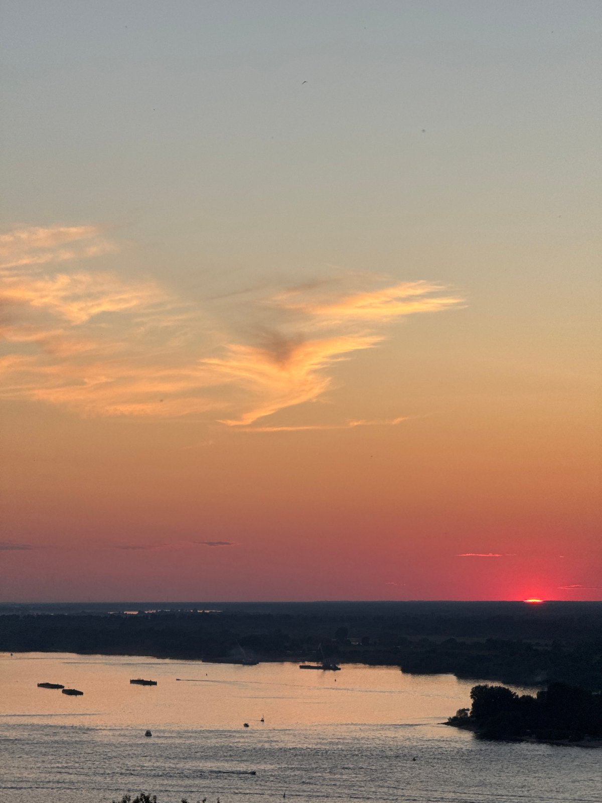 Sunset over Volga River draws photographers in Nizhny Novgorod