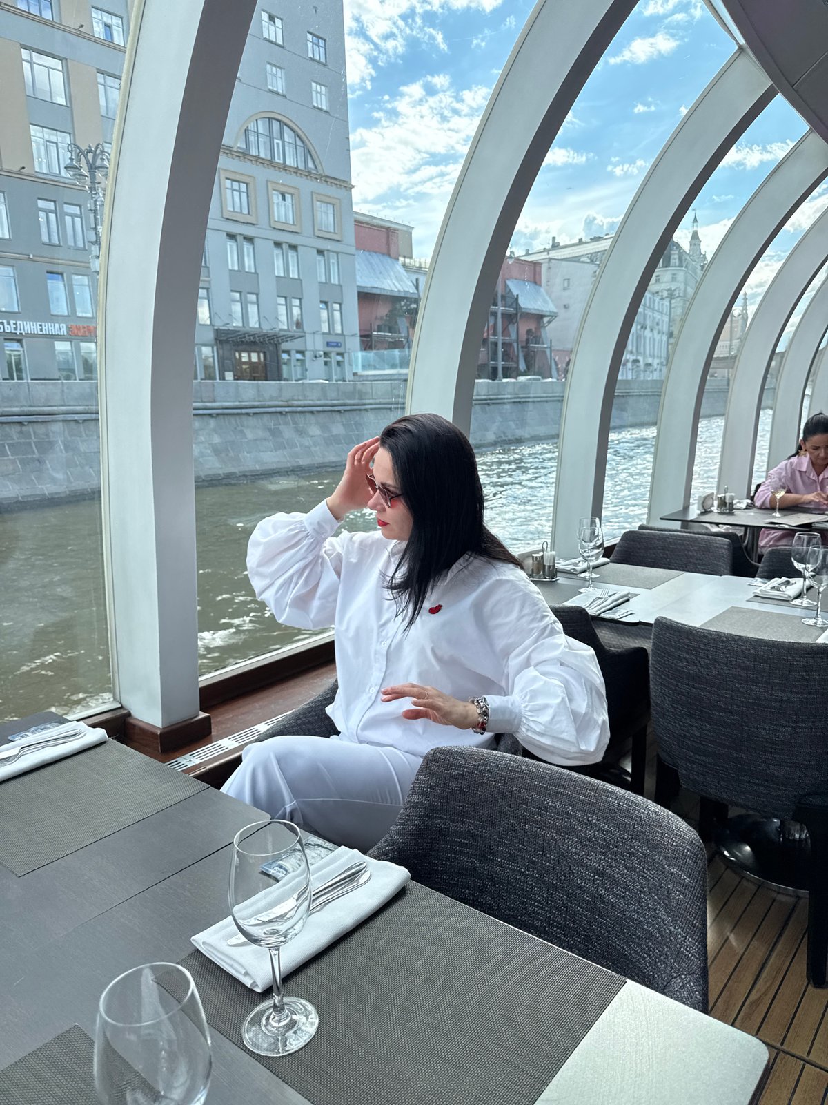 Lunch gathering at Moscow riverside restaurant draws diners