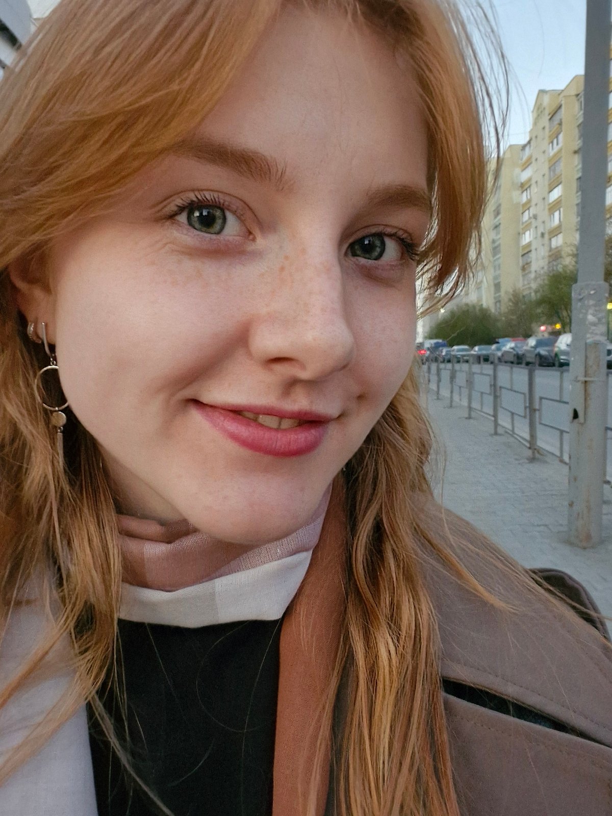 Young woman takes outdoor selfies in Yekaterinburg