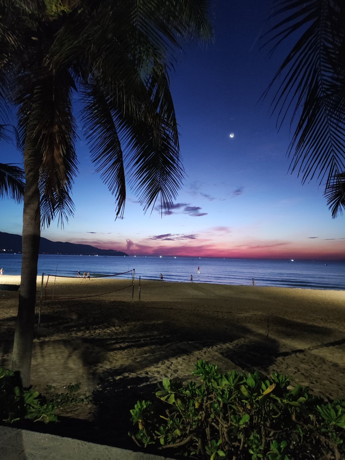 Evening beach scenes captured in Đà Nẵng, Vietnam