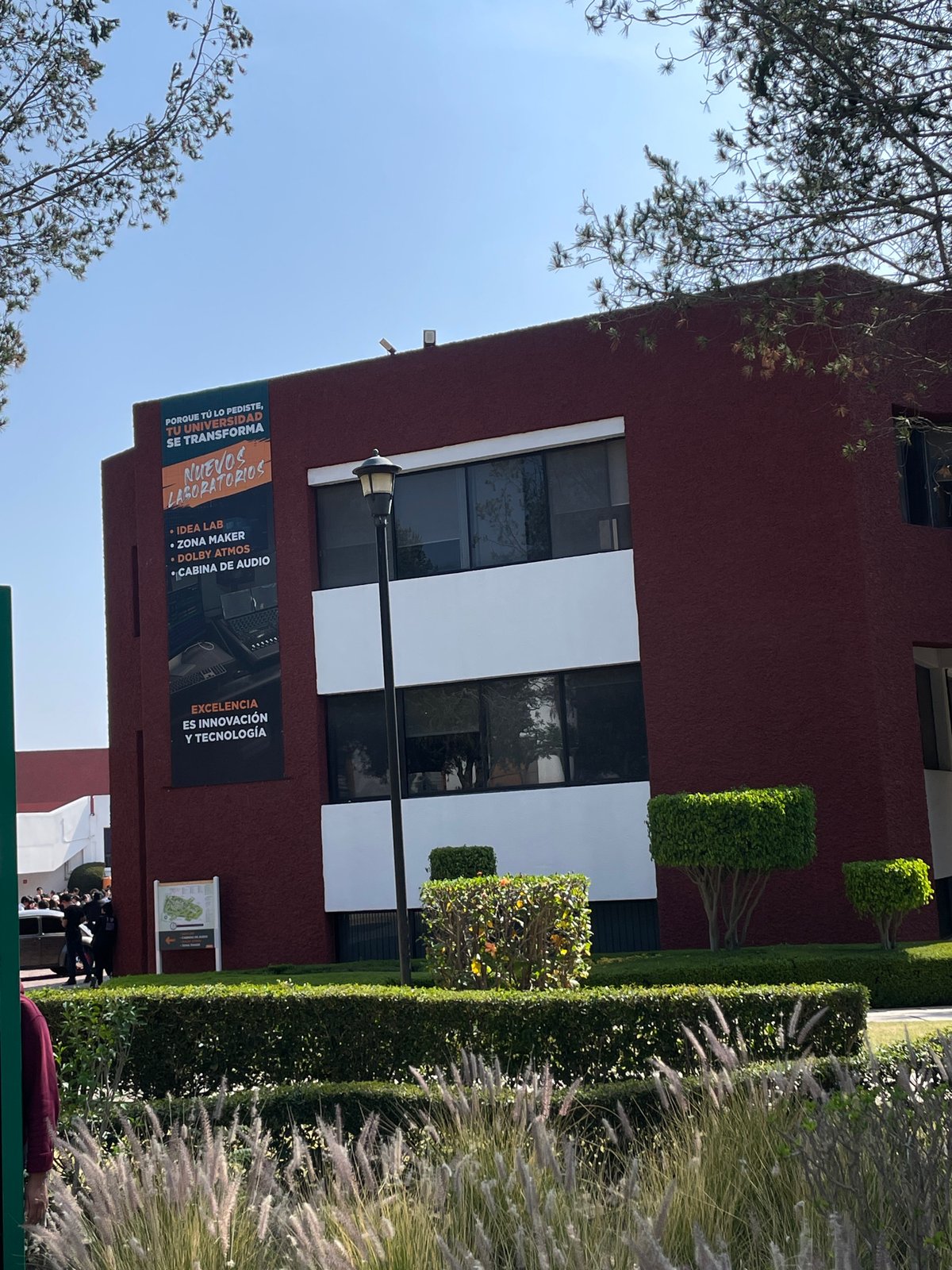 Red-striped building with laboratory banner observed in San Andrés Cholula