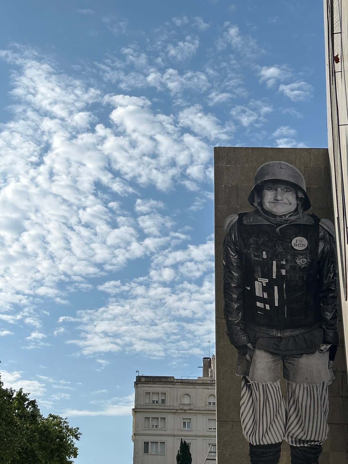 Morning street scenes and murals documented across Barcelona