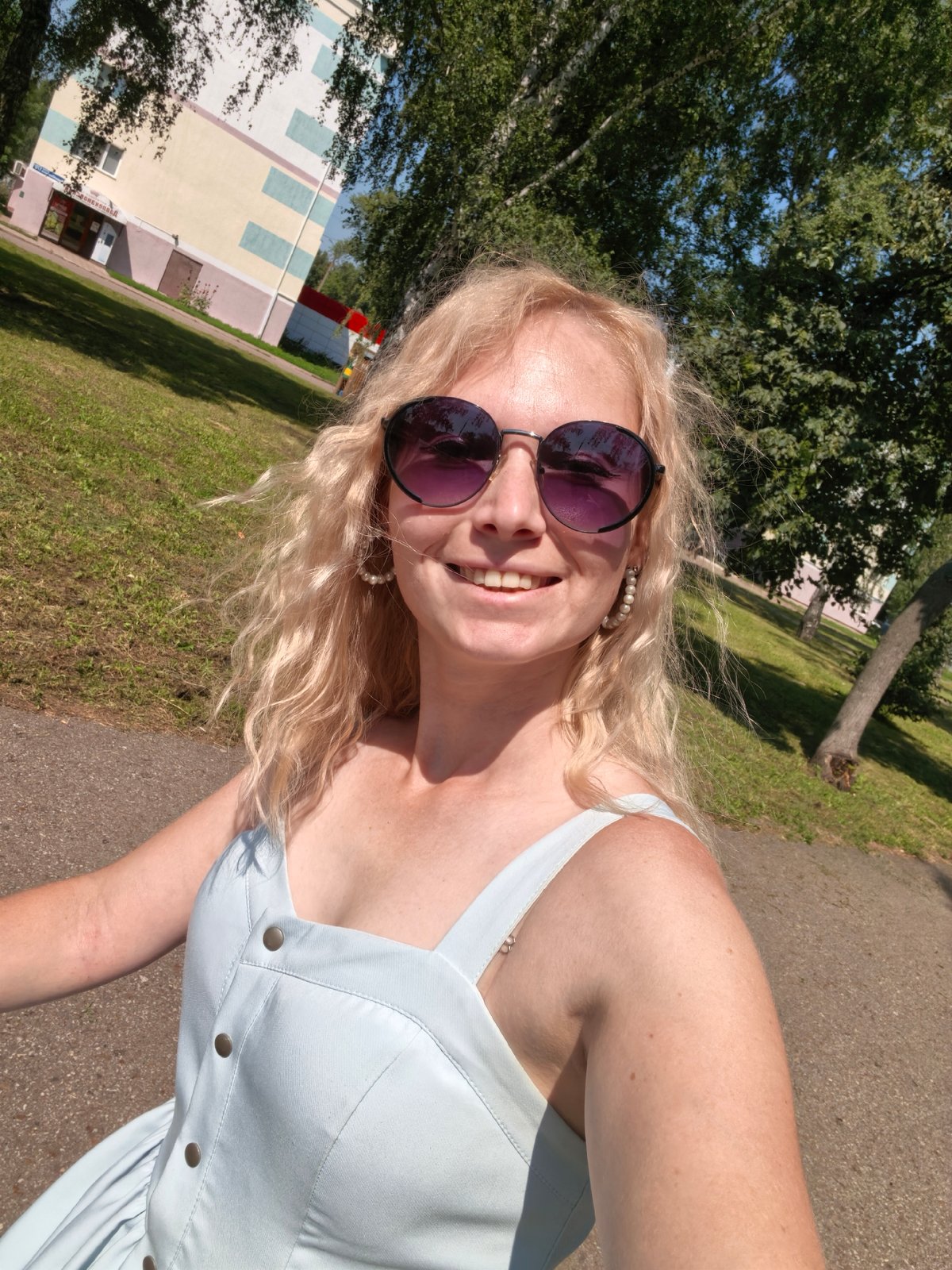 Sunny selfie session at a Sterlitamak park, July 2026