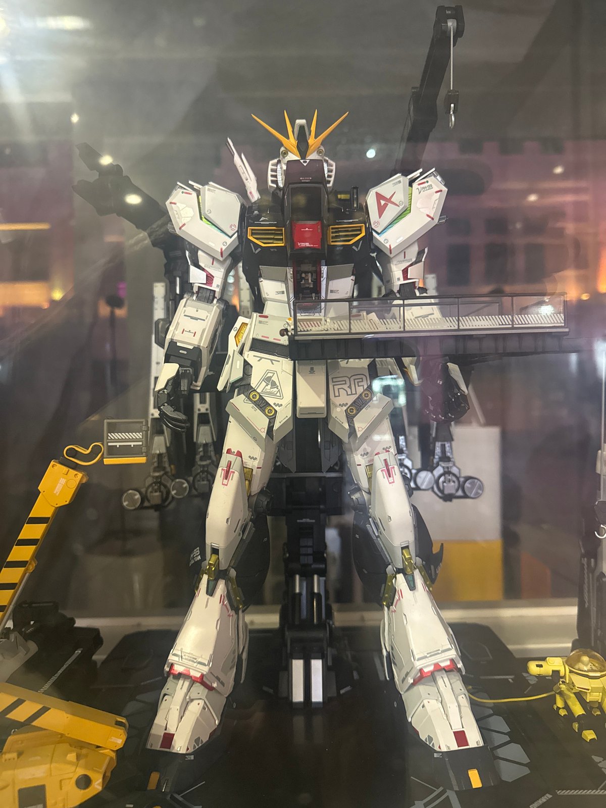 Retail displays spotted in Yuexiu: Gundam model, bakery cookies