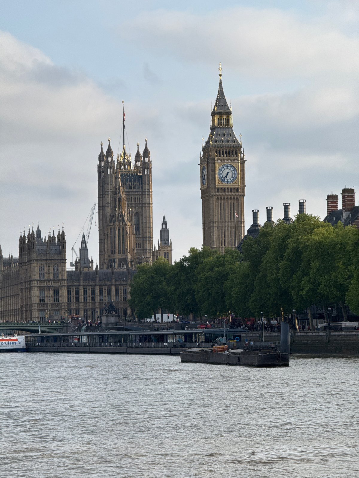Tourist captures classic Westminster views including Big Ben, Thames