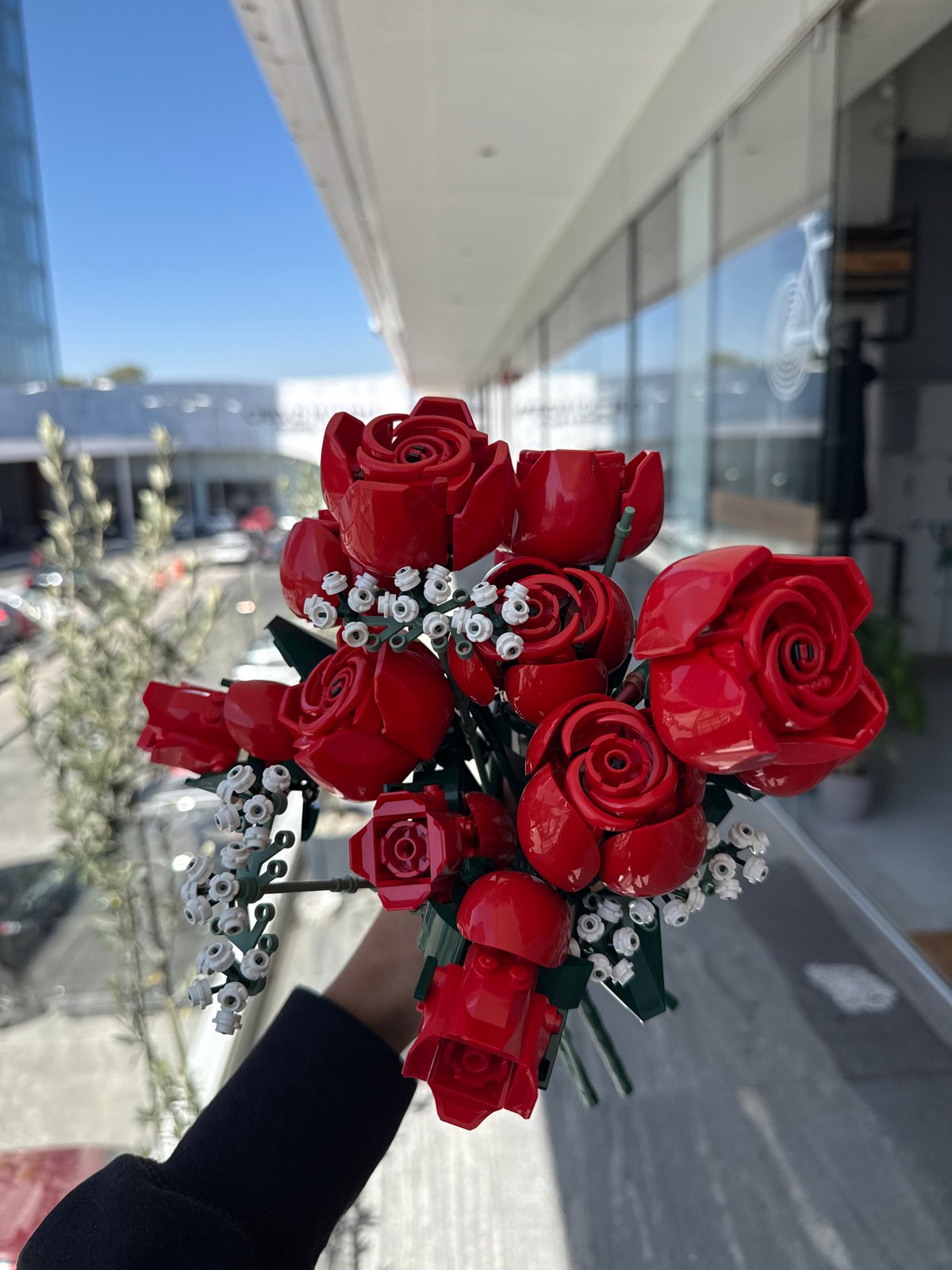 Person displays LEGO rose bouquet in Puebla selfies