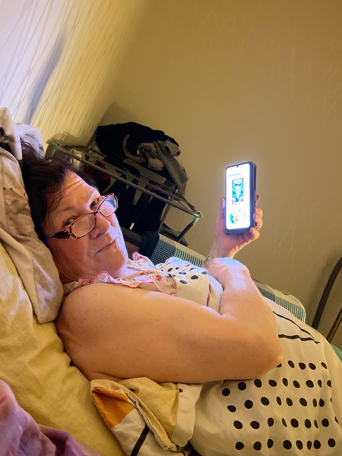 Family moments captured in Perm home during evening hours