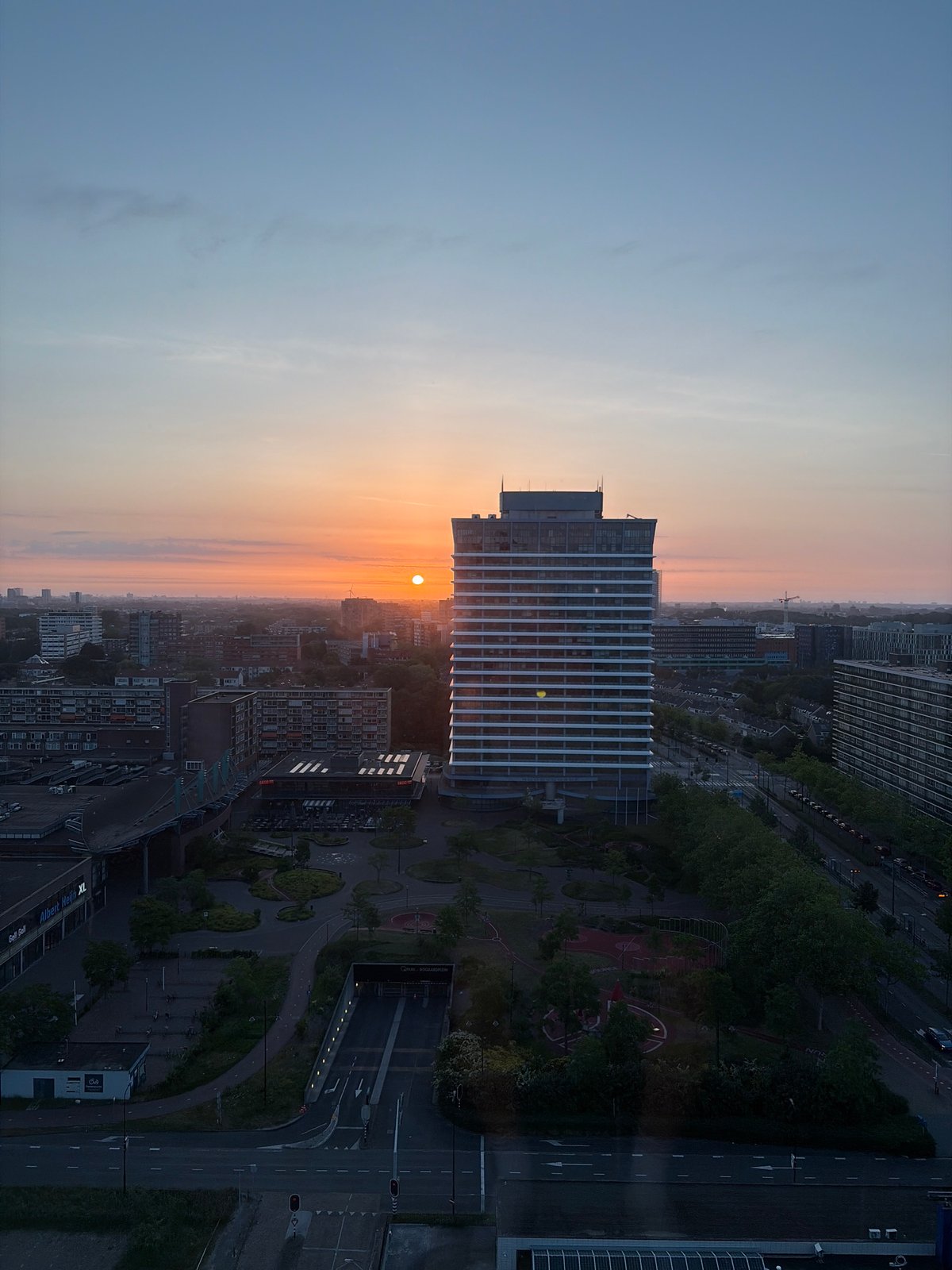 Dawn photography and Russian text displays documented in Rijswijk