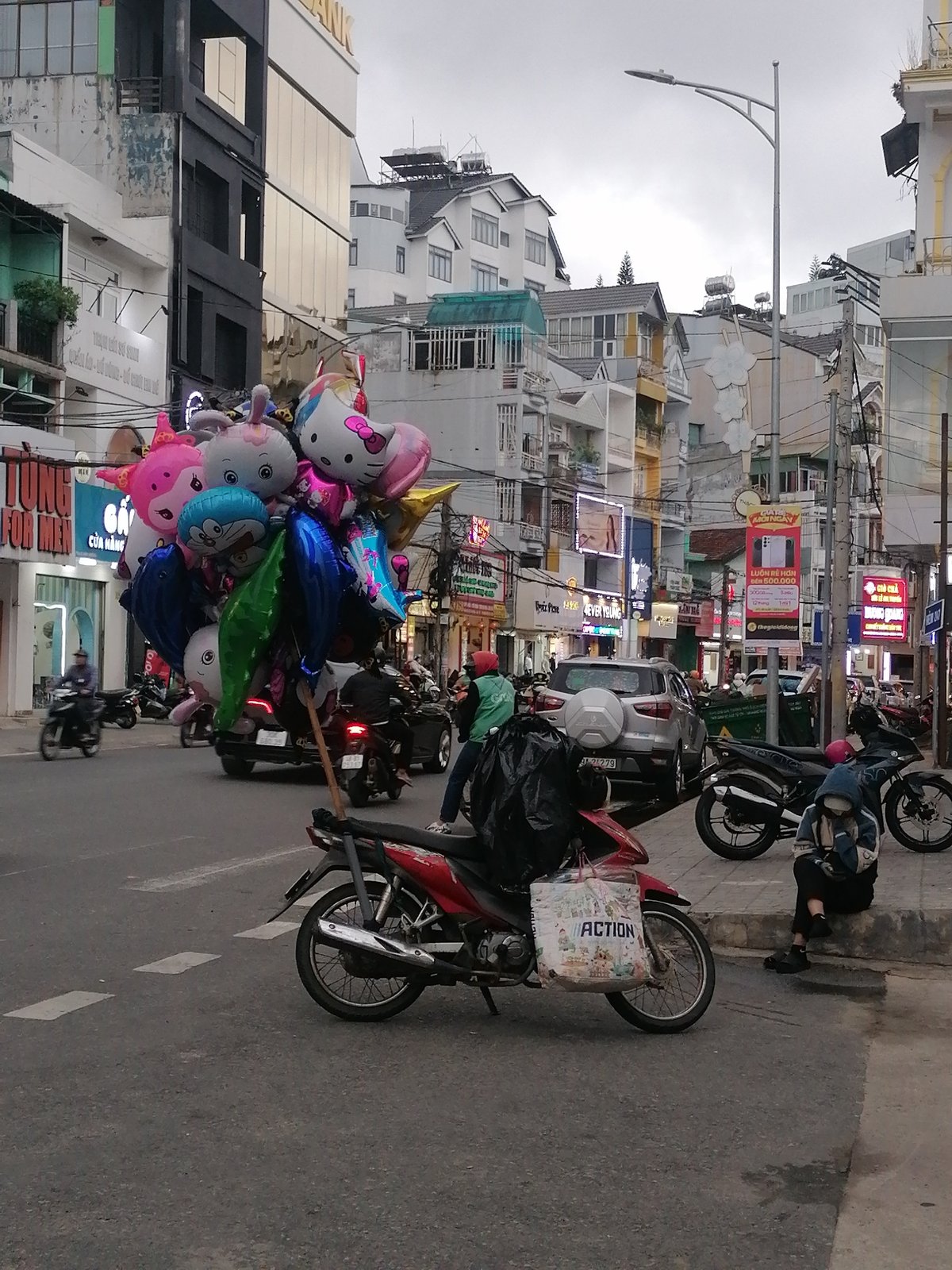 Morning street life documented across Da Lat districts