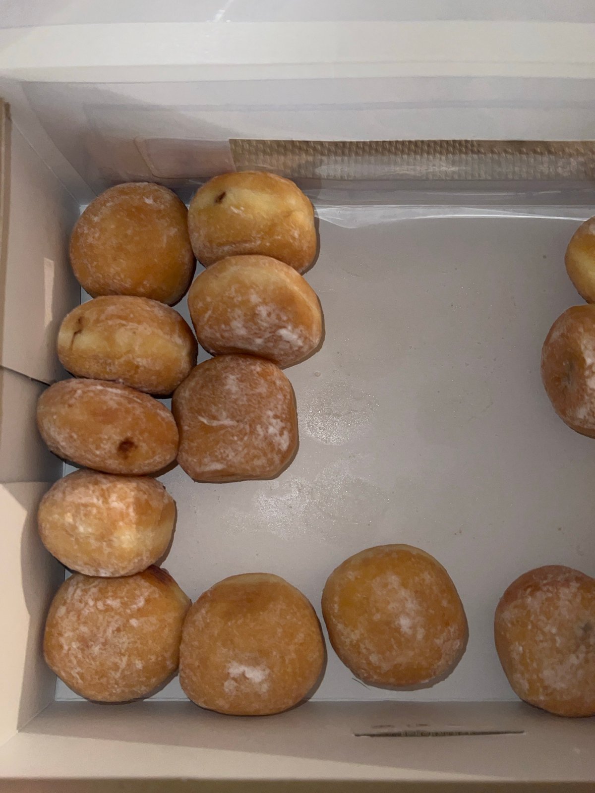 Box of twelve powdered sugar doughnuts spotted in Mexico City