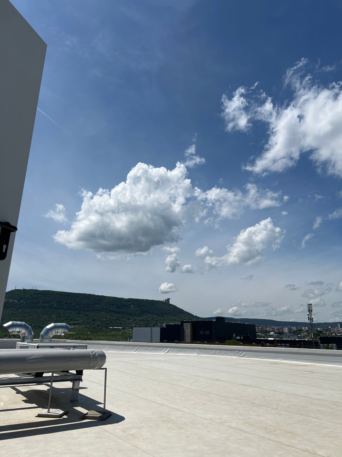 Rooftop observations document urban industrial landscape over 33 minutes