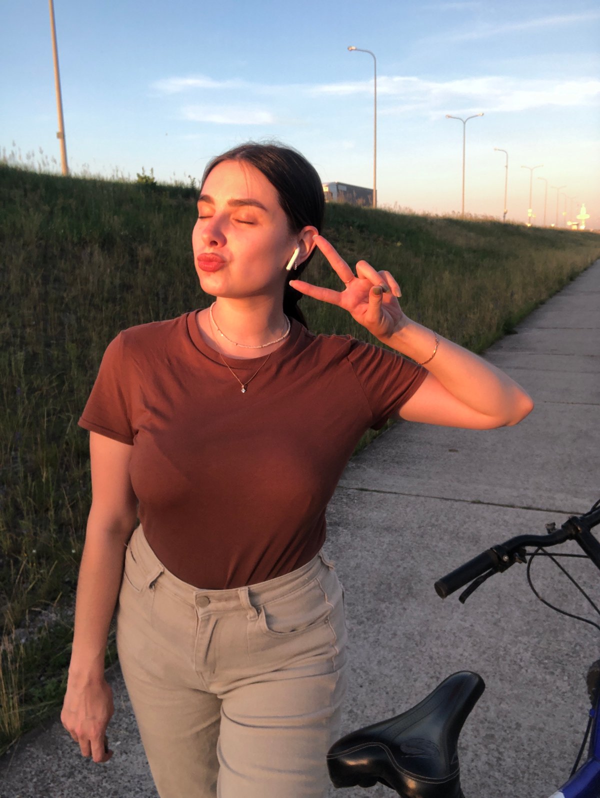 Relaxed golden-hour photo session on a path in Noviy