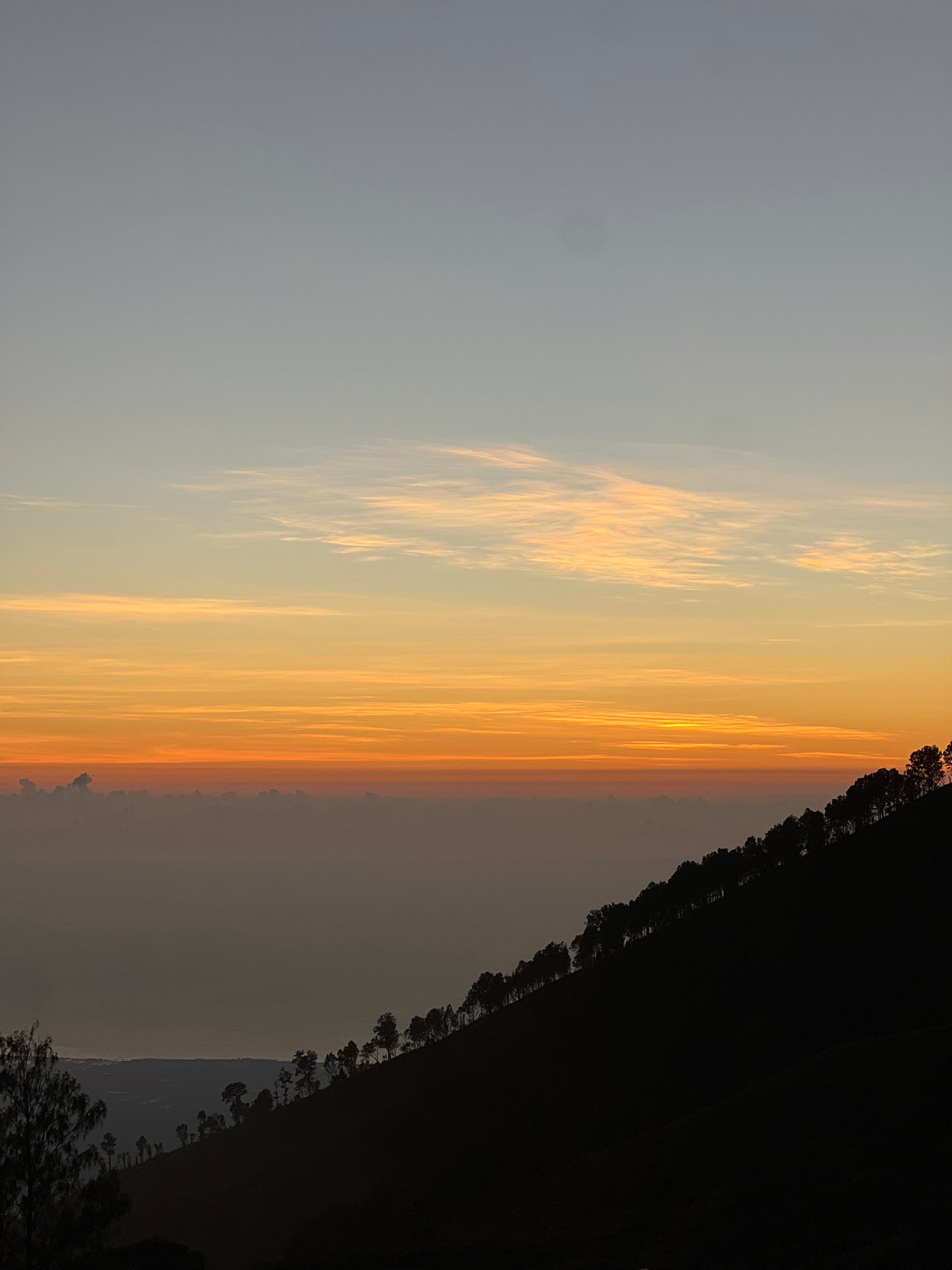 Sunset viewing draws crowds to Indonesian volcanic crater site