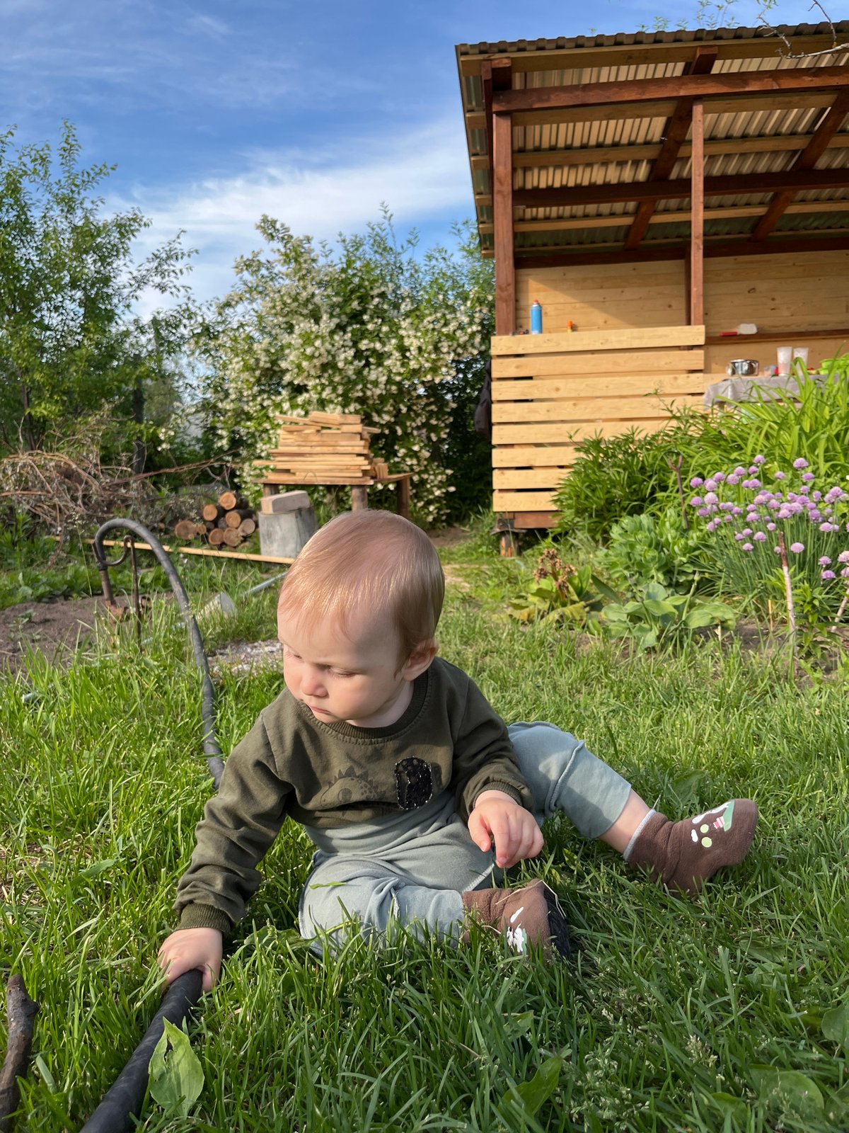 Family enjoys sunny afternoon gathering in Chaikovsky garden