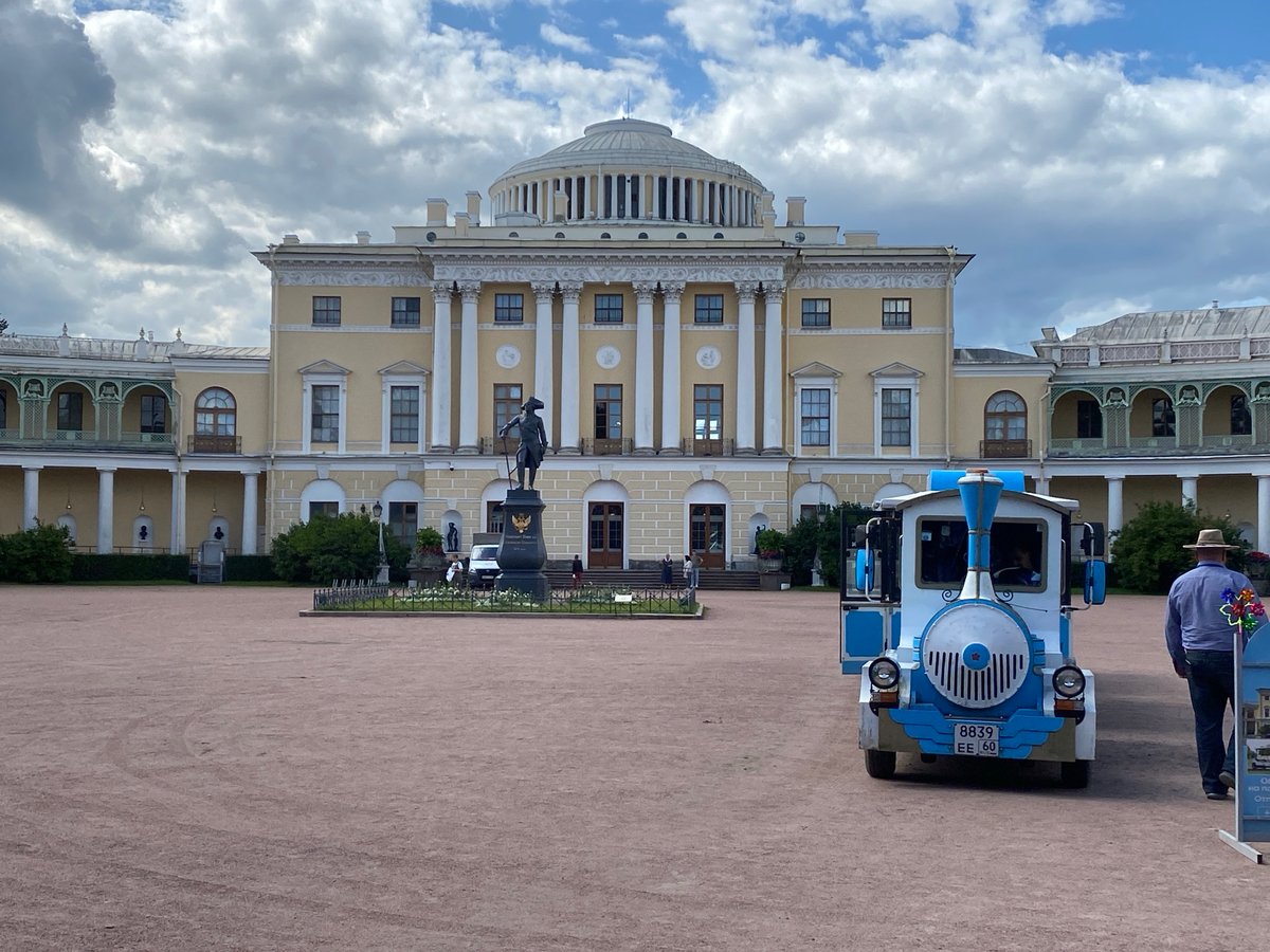 Morning at Pavlovsk Palace: gardens, tourist carts, and summer crowds