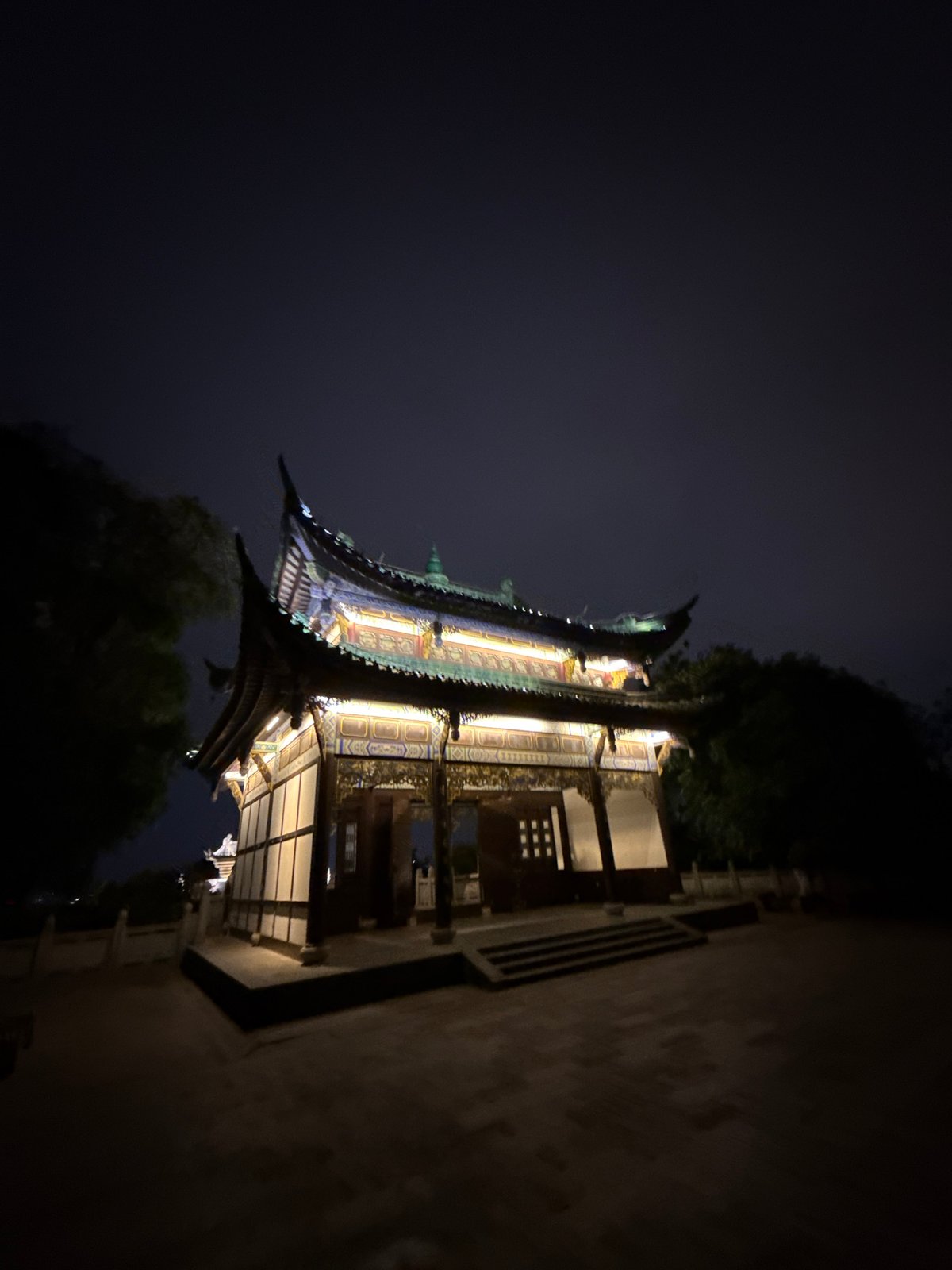 Illuminated pagoda draws nighttime crowds in Liangjiang, China