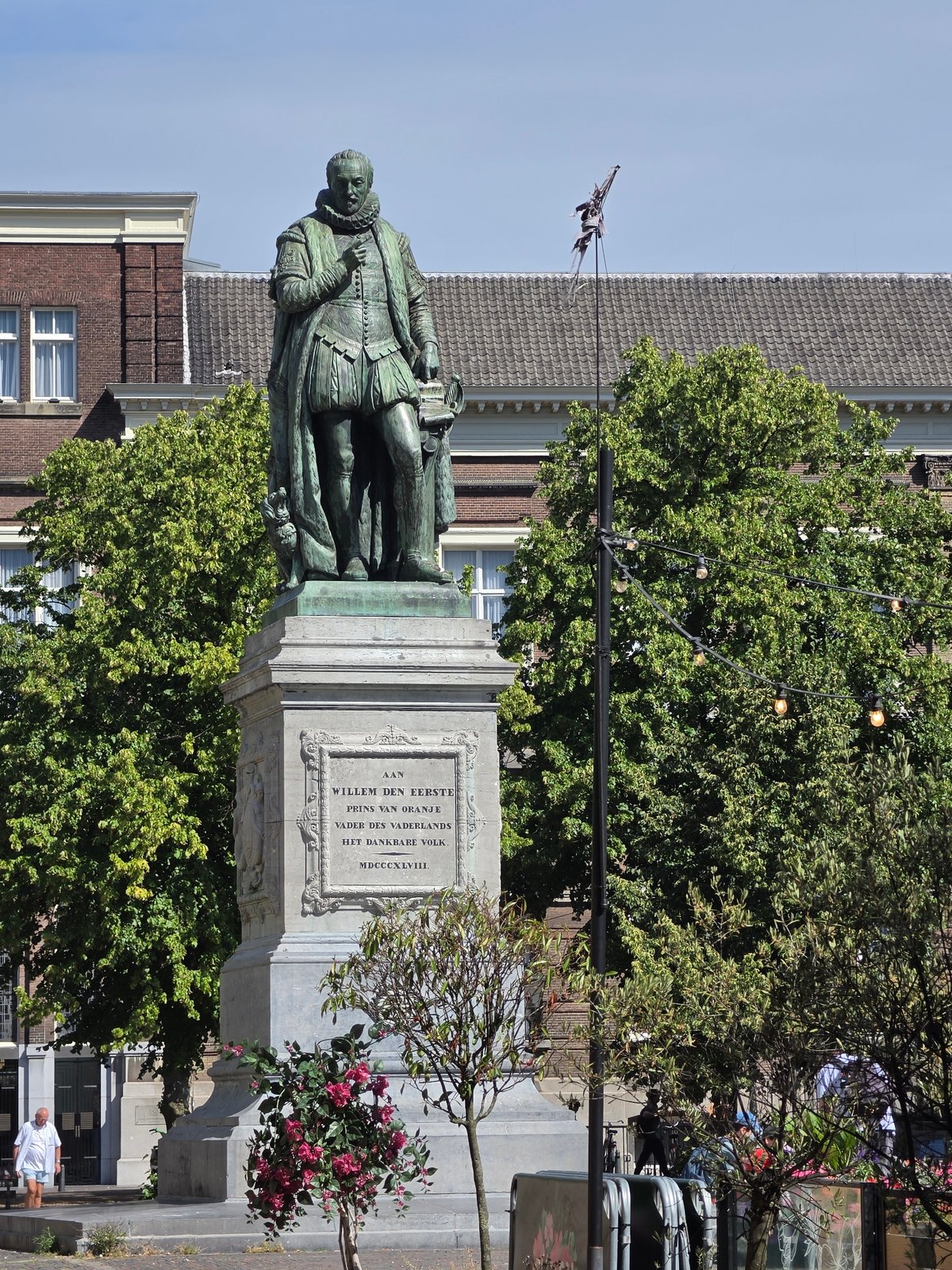 Statue visit and café stop in The Hague on a sunny morning