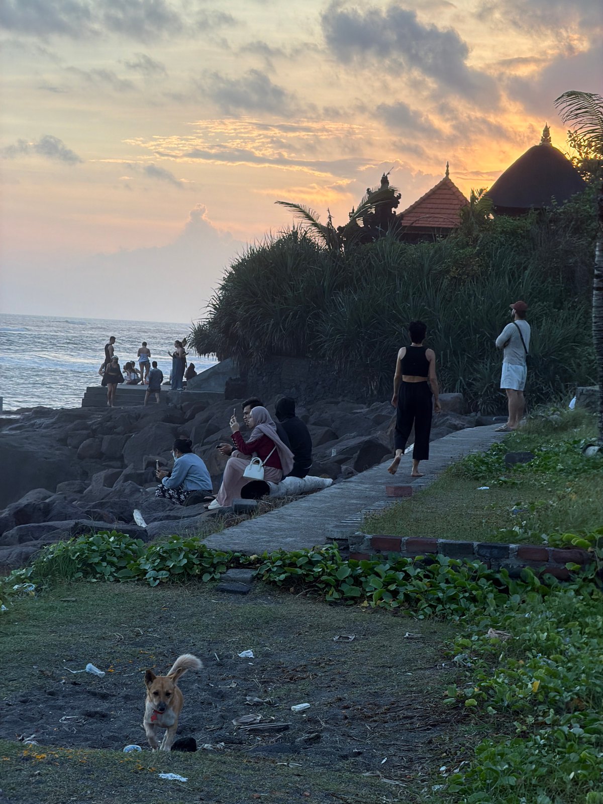 Sunset crowds gather at Tanah Lot temple, Mengwi