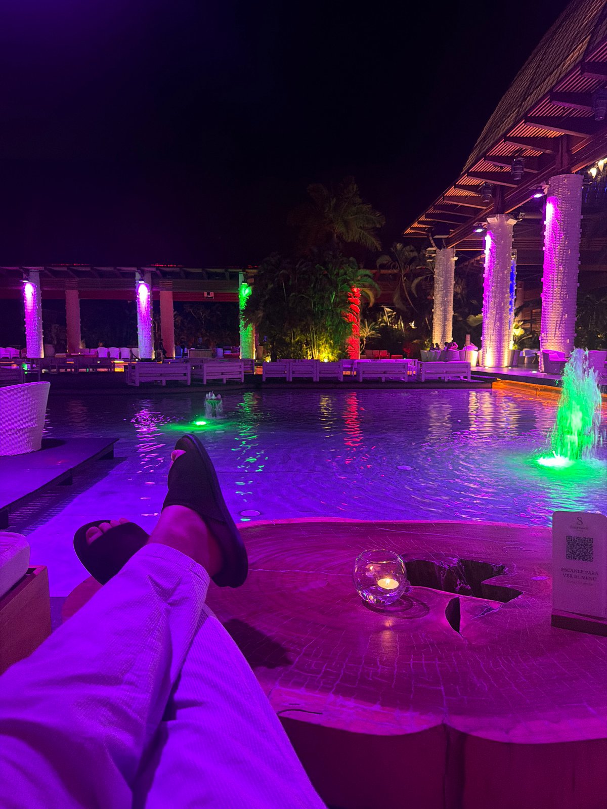 Nighttime outdoor dining captured in Las Jarretaderas, Mexico