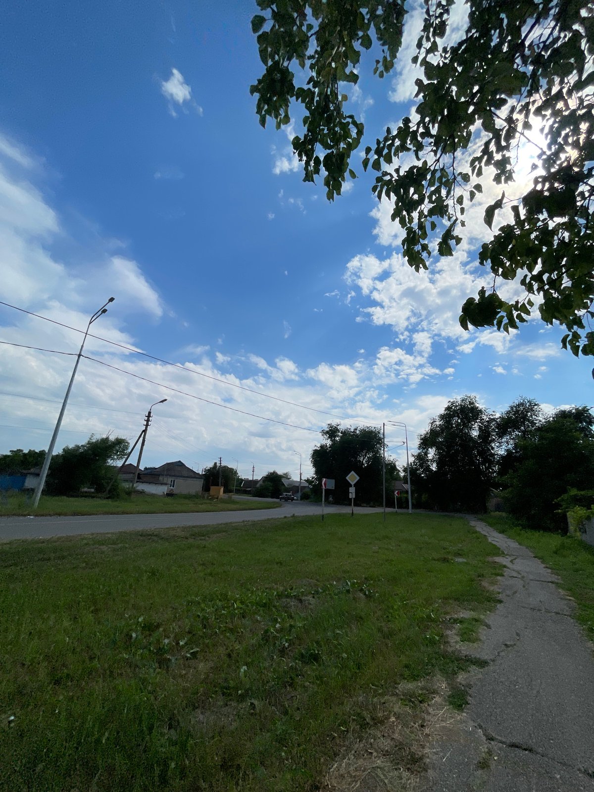 Sunny afternoon in Donskoye: streets, parks, and everyday life