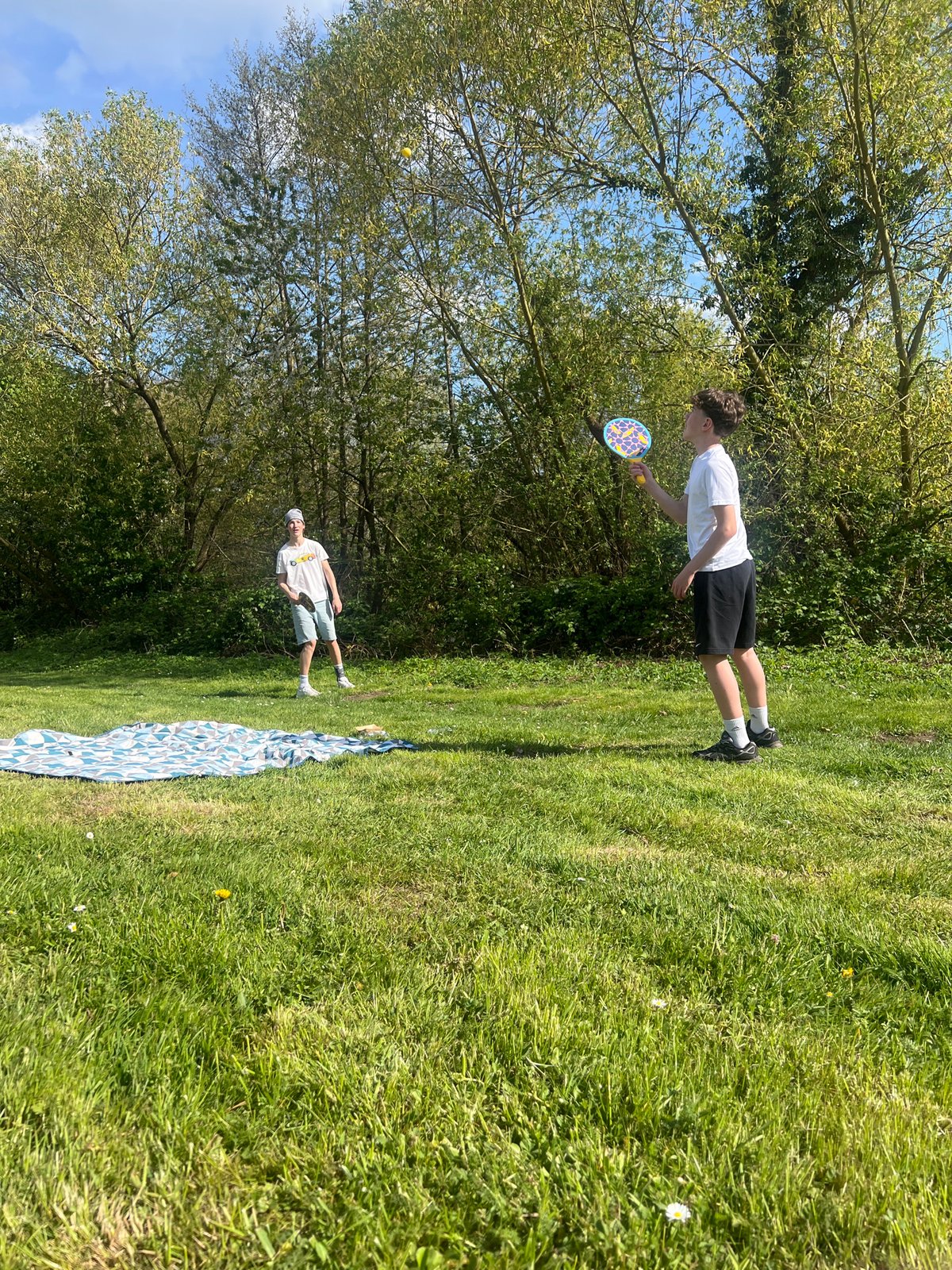 Sunny afternoon park gathering recorded in Saarbrücken