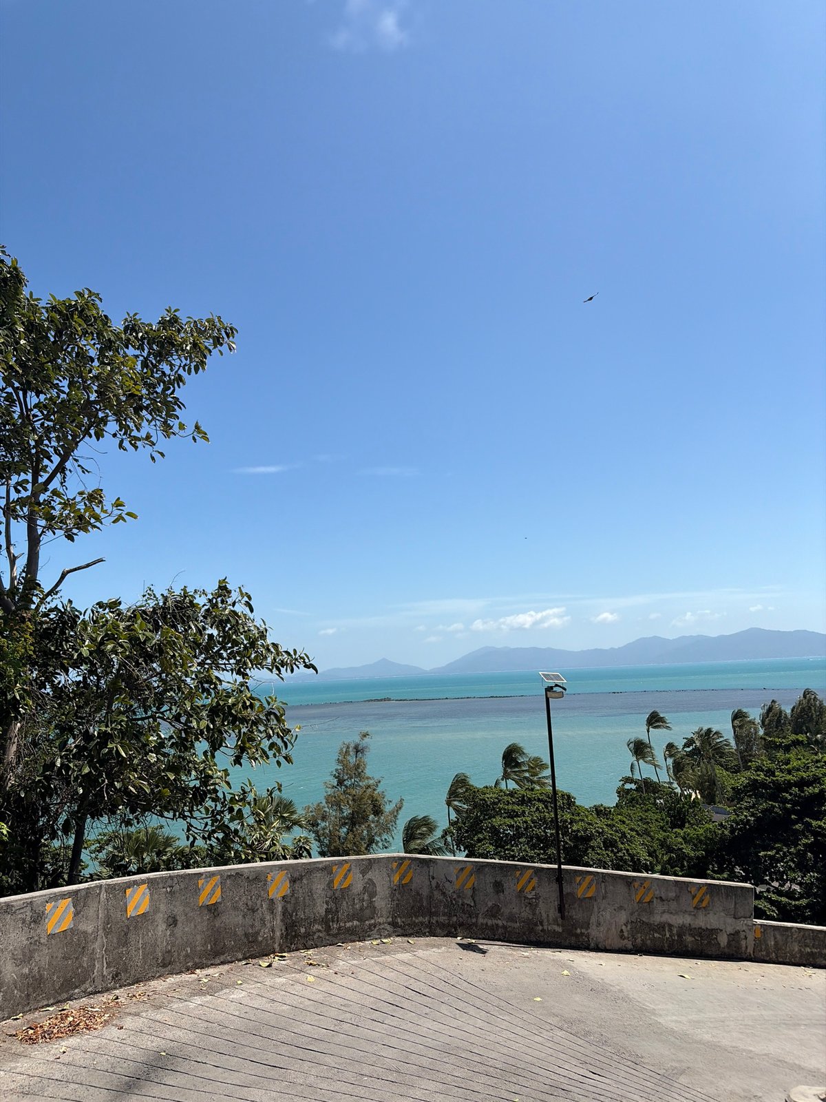Beachside paths and coastal scenery around Ko Samui