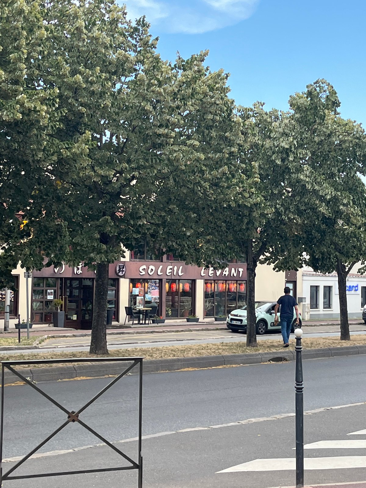 Afternoon stroll through Le Port-Marly shops and market stalls