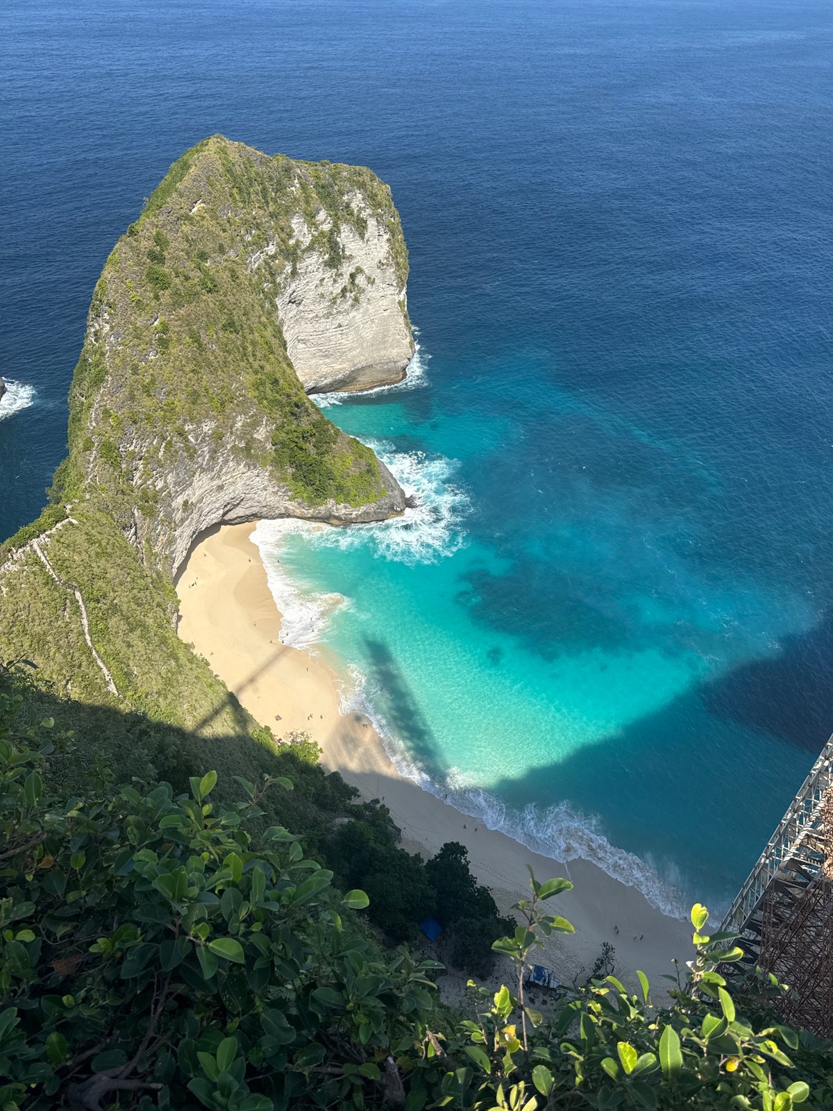 Busy day at Kelingking Beach viewpoint, Nusa Penida